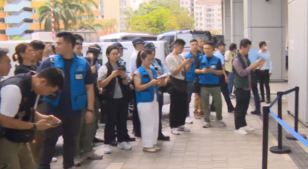 20多名的士業界人士今日到西九龍政府合署外請願,要求政府嚴厲打擊非法白牌車。(有線新聞畫面)