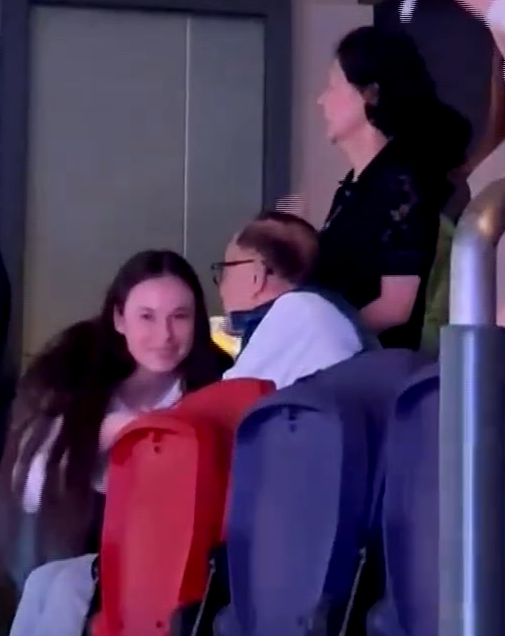 李嘉誠到場欣賞台灣天團「五月天」在啟德體育園主場館舉行的演唱會。(有線新聞畫面)