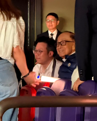 李嘉誠到場欣賞台灣天團「五月天」在啟德體育園主場館舉行的演唱會。(有線新聞畫面)