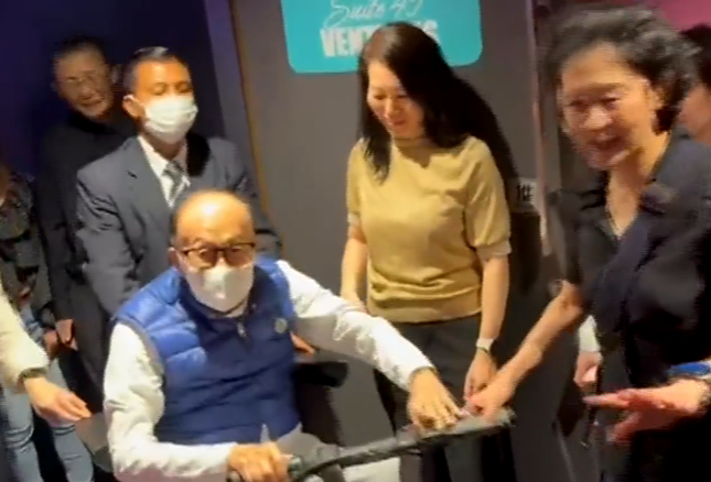 李嘉誠到場欣賞台灣天團「五月天」在啟德體育園主場館舉行的演唱會。(無綫新聞畫面)