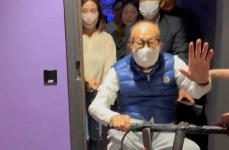 李嘉誠到場欣賞台灣天團「五月天」在啟德體育園主場館舉行的演唱會。(無綫新聞畫面)