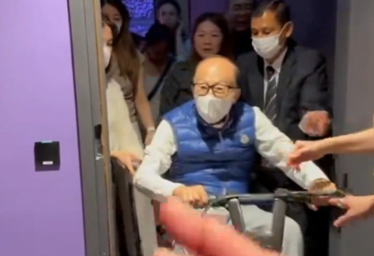 李嘉誠到場欣賞台灣天團「五月天」在啟德體育園主場館舉行的演唱會。(無綫新聞畫面)