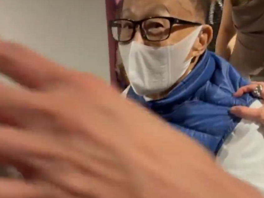 李嘉誠到場欣賞台灣天團「五月天」在啟德體育園主場館舉行的演唱會。(無綫新聞畫面)