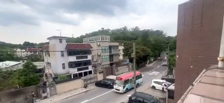 小巴調頭離開。(網上片段截圖)