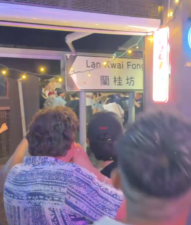 中環蘭桂坊發生打鬥事件,周日凌晨逾10名男子在街頭打交,酒客「食花生」叫囂。(Threads)