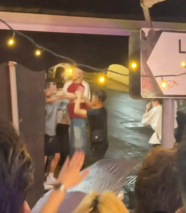 中環蘭桂坊發生打鬥事件,周日凌晨逾10名男子在街頭打交,酒客「食花生」叫囂。(Threads)