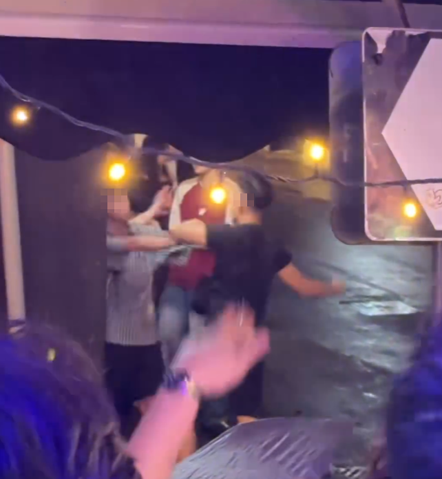 中環蘭桂坊發生打鬥事件,周日凌晨逾10名男子在街頭打交,酒客「食花生」叫囂。(Threads)