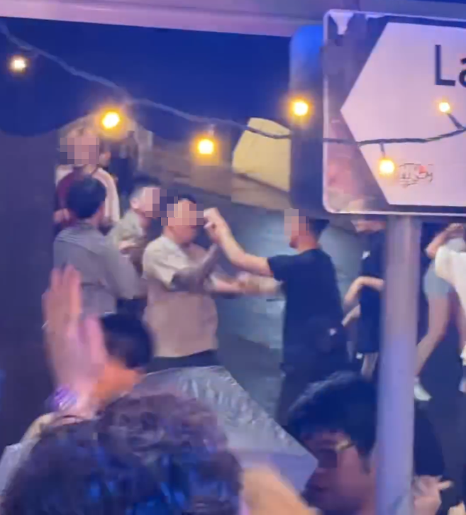中環蘭桂坊發生打鬥事件,周日凌晨逾10名男子在街頭打交,酒客「食花生」叫囂。(Threads)