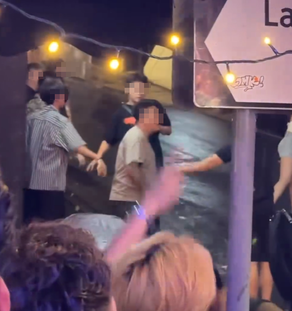 中環蘭桂坊發生打鬥事件,周日凌晨逾10名男子在街頭打交,酒客「食花生」叫囂。(Threads)