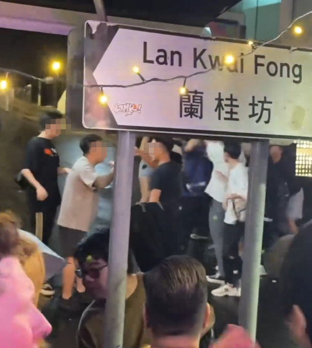 中環蘭桂坊發生打鬥事件,周日凌晨逾10名男子在街頭打交,酒客「食花生」叫囂。(Threads)