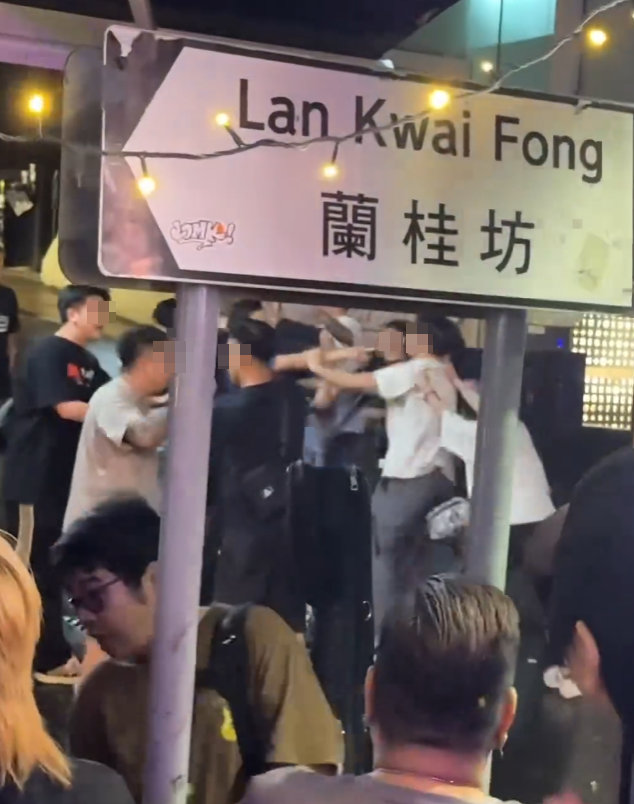 中環蘭桂坊發生打鬥事件,周日凌晨逾10名男子在街頭打交,酒客「食花生」叫囂。(Threads)
