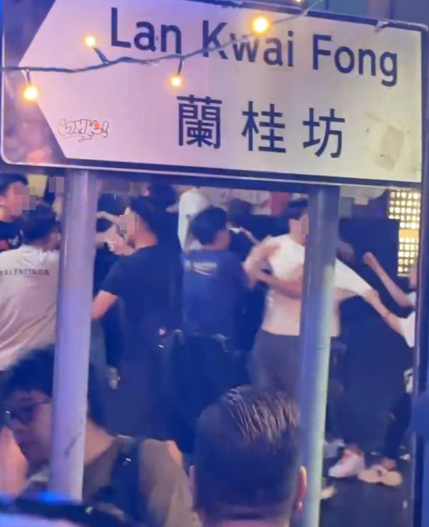 中環蘭桂坊發生打鬥事件,周日凌晨逾10名男子在街頭打交,酒客「食花生」叫囂。(Threads)