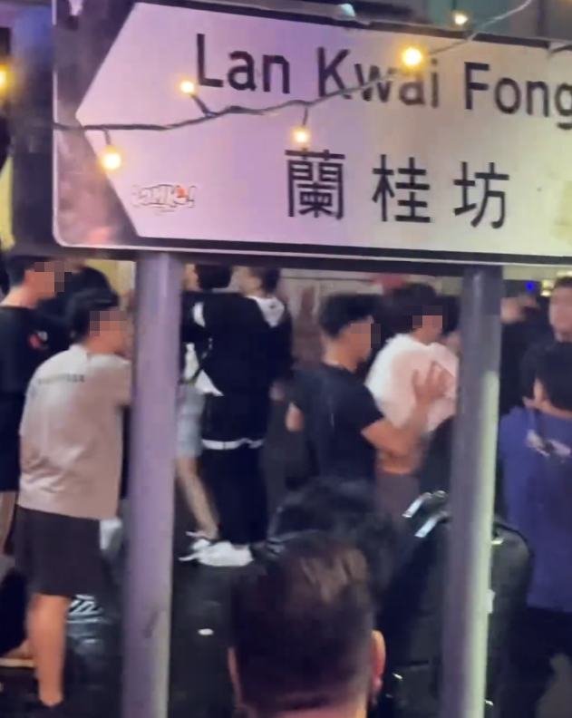 中環蘭桂坊發生打鬥事件,周日凌晨逾10名男子在街頭打交,酒客「食花生」叫囂。(Threads)