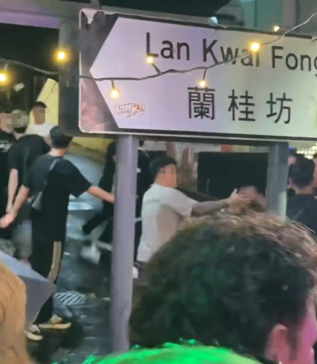 中環蘭桂坊發生打鬥事件,周日凌晨逾10名男子在街頭打交,酒客「食花生」叫囂。(Threads)
