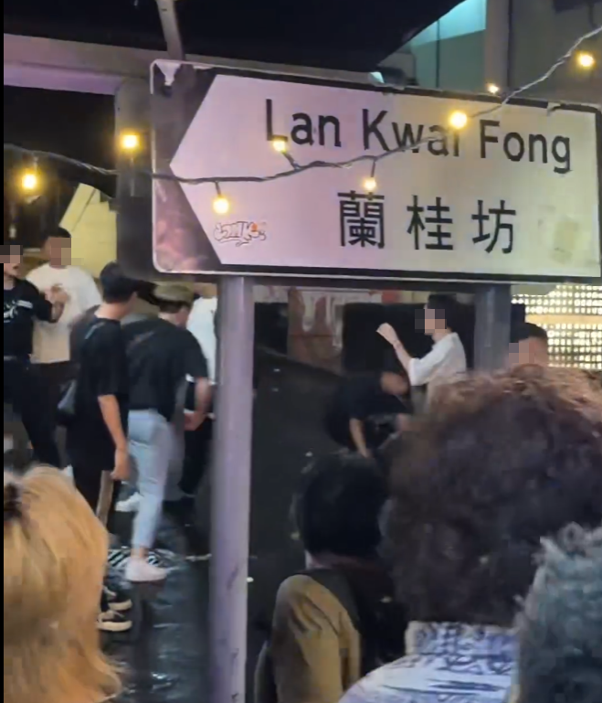 中環蘭桂坊發生打鬥事件,周日凌晨逾10名男子在街頭打交,酒客「食花生」叫囂。(Threads)