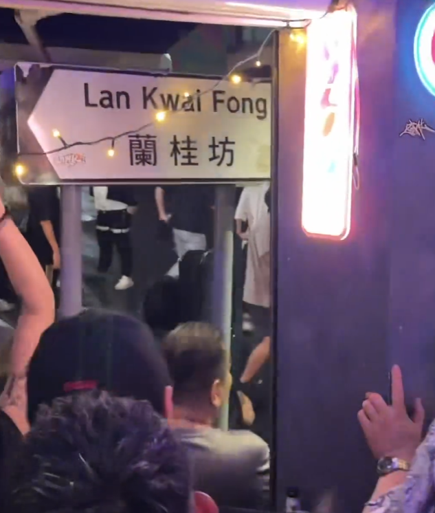 中環蘭桂坊發生打鬥事件,周日凌晨逾10名男子在街頭打交,酒客「食花生」叫囂。(Threads)
