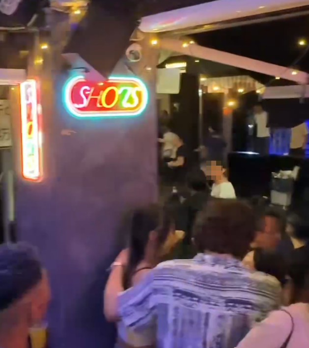 中環蘭桂坊發生打鬥事件,周日凌晨逾10名男子在街頭打交,酒客「食花生」叫囂。(Threads)