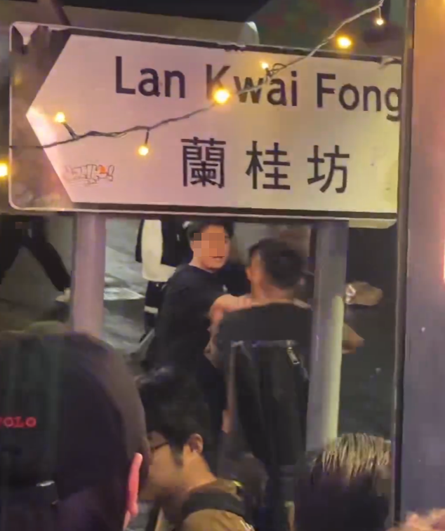 中環蘭桂坊發生打鬥事件,周日凌晨逾10名男子在街頭打交,酒客「食花生」叫囂。(Threads)