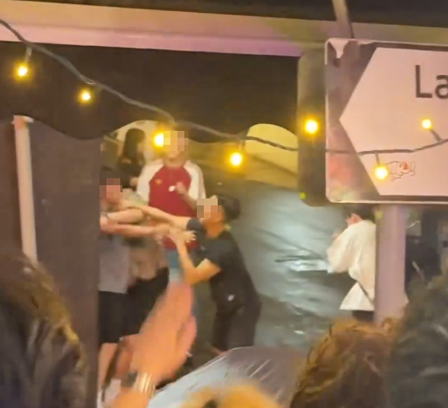 中環蘭桂坊發生打鬥事件,周日凌晨逾10名男子在街頭打交,酒客「食花生」叫囂。(Threads)