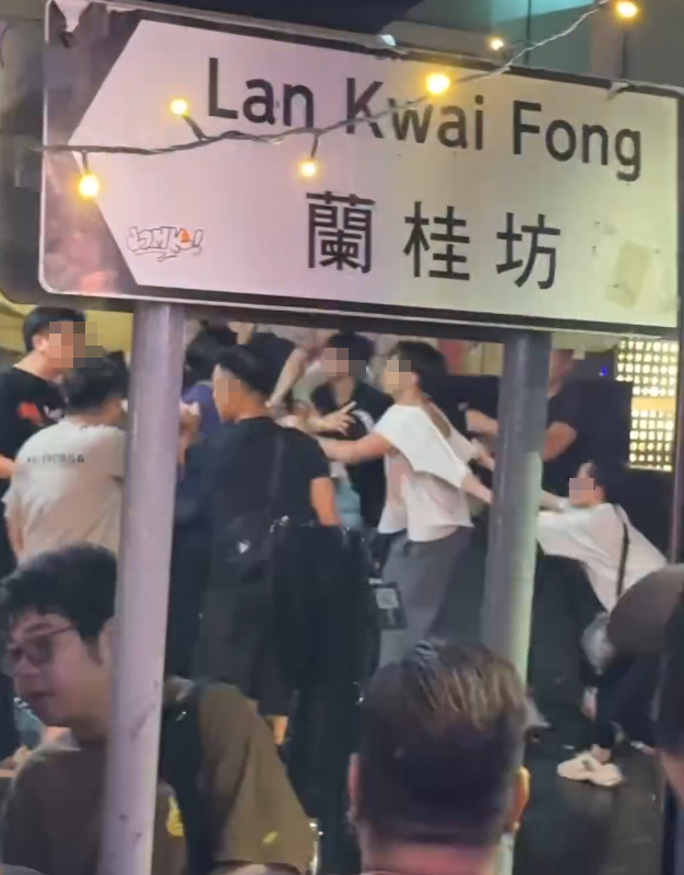 中環蘭桂坊發生打鬥事件,周日凌晨逾10名男子在街頭打交,酒客「食花生」叫囂。(Threads)