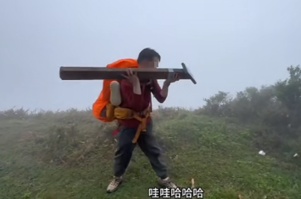 一名操普通話的男子在大帽山移走麥理浩徑一枝標距柱,並架在肩上奔跑,之後放回原位。(小紅書)