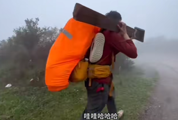 一名操普通話的男子在大帽山移走麥理浩徑一枝標距柱,並架在肩上奔跑,之後放回原位。(小紅書)