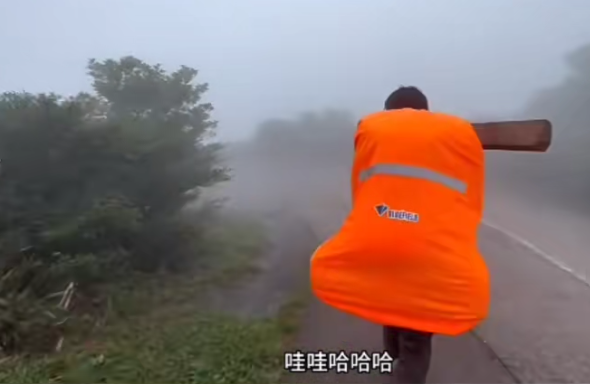 一名操普通話的男子在大帽山移走麥理浩徑一枝標距柱,並架在肩上奔跑,之後放回原位。(小紅書)