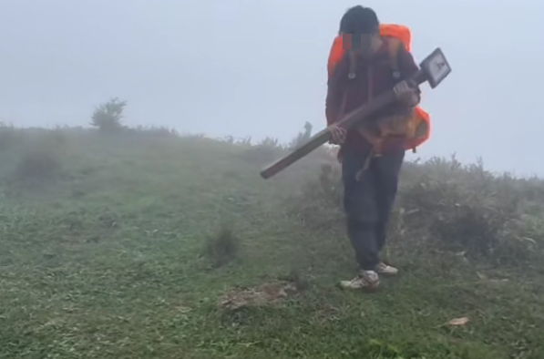 一名操普通話的男子在大帽山移走麥理浩徑一枝標距柱,並架在肩上奔跑,之後放回原位。(小紅書)