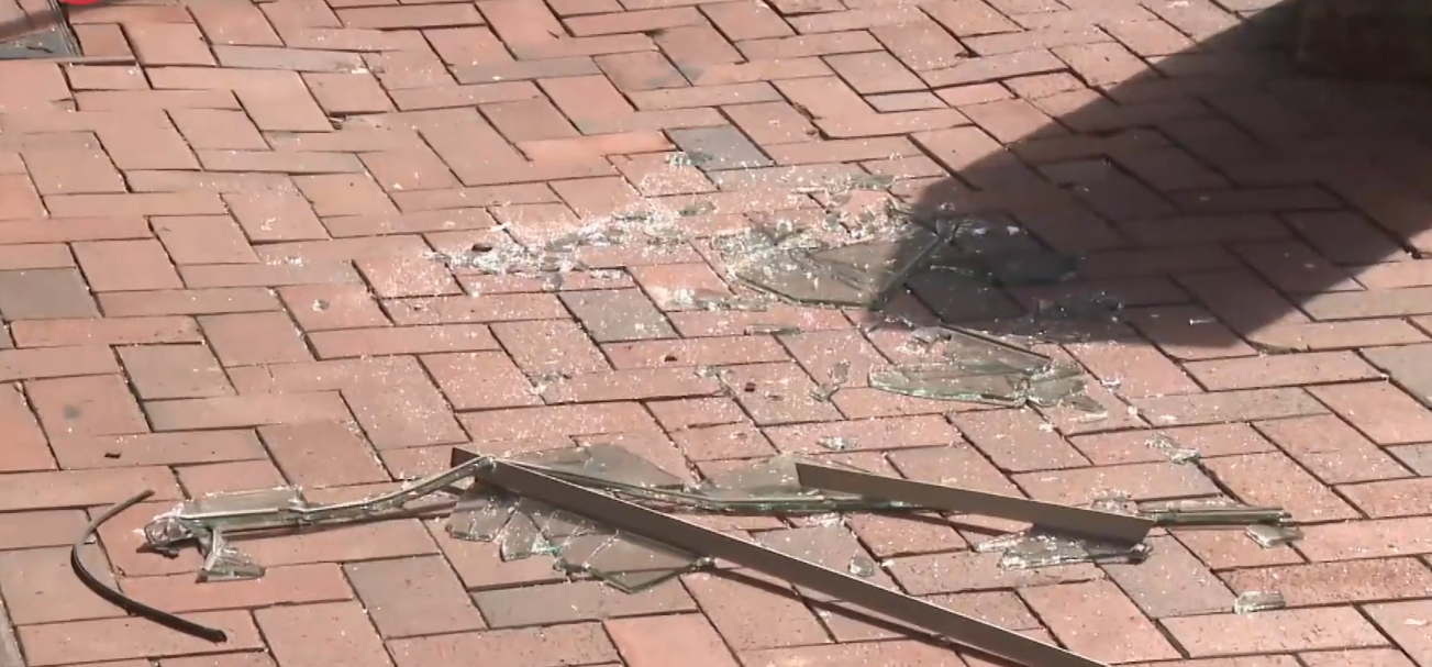 北角一個鋁窗由高處墮下,碎片割傷一名68歲途人,一名64歲男子涉嫌容許物件從高處墮下被捕。(有線新聞畫面)