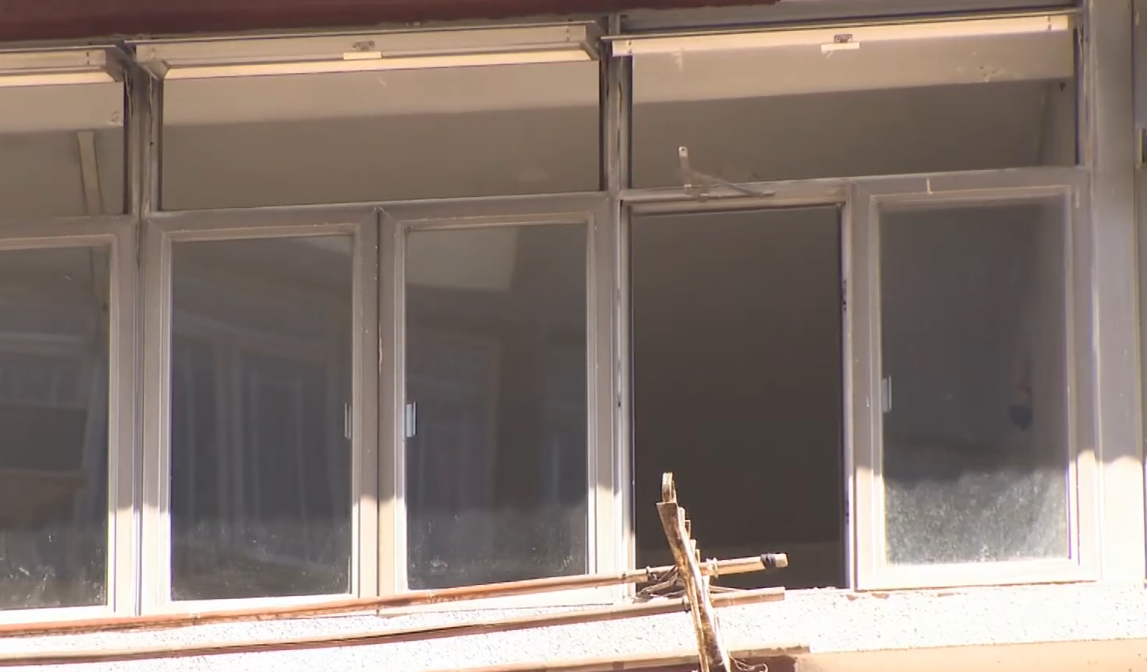 北角一個鋁窗由高處墮下,碎片割傷一名68歲途人,一名64歲男子涉嫌容許物件從高處墮下被捕。(有線新聞畫面)