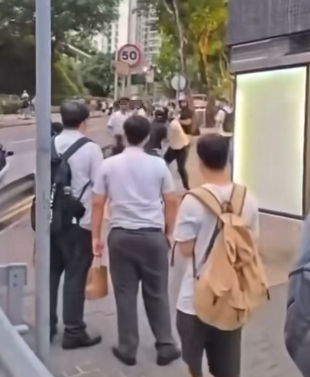 多名南亞裔男子在牛頭角街頭糾纏動武,其中有人被打到跌頭盔甩拖鞋,有人被打到跌在地上。 (FB車cam L(香港群組))