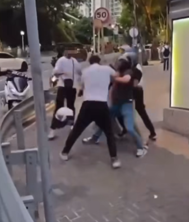 多名南亞裔男子在牛頭角街頭糾纏動武,其中有人被打到跌頭盔甩拖鞋,有人被打到跌在地上。 (FB車cam L(香港群組))