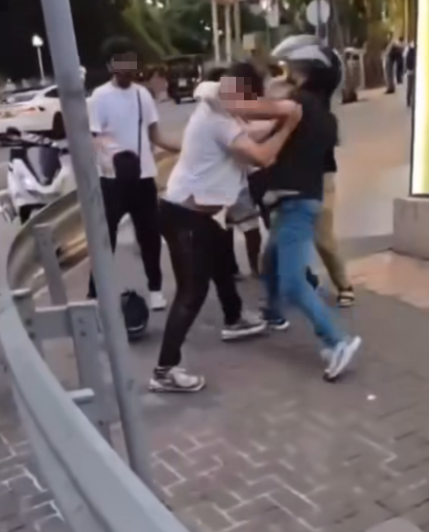 多名南亞裔男子在牛頭角街頭糾纏動武,其中有人被打到跌頭盔甩拖鞋,有人被打到跌在地上。 (FB車cam L(香港群組))