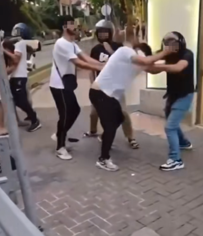 多名南亞裔男子在牛頭角街頭糾纏動武,其中有人被打到跌頭盔甩拖鞋,有人被打到跌在地上。 (FB車cam L(香港群組))