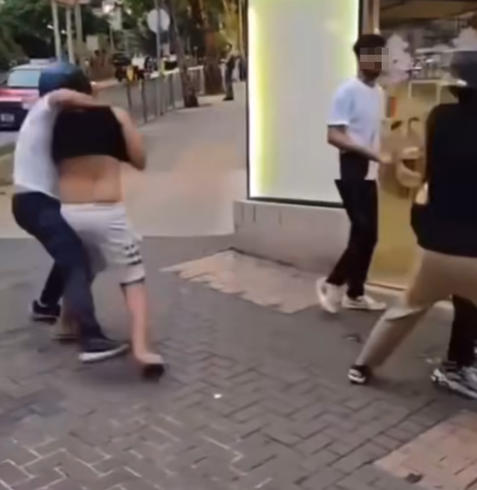 多名南亞裔男子在牛頭角街頭糾纏動武,其中有人被打到跌頭盔甩拖鞋,有人被打到跌在地上。 (FB車cam L(香港群組))