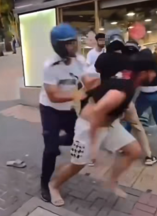 多名南亞裔男子在牛頭角街頭糾纏動武,其中有人被打到跌頭盔甩拖鞋,有人被打到跌在地上。 (FB車cam L(香港群組))