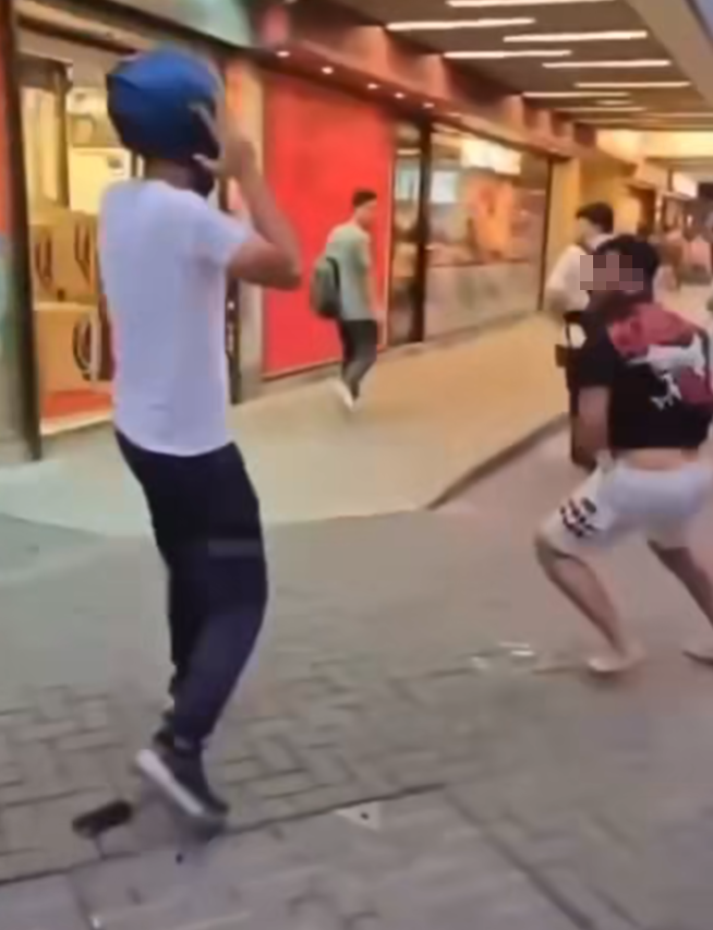 多名南亞裔男子在牛頭角街頭糾纏動武,其中有人被打到跌頭盔甩拖鞋,有人被打到跌在地上。 (FB車cam L(香港群組))