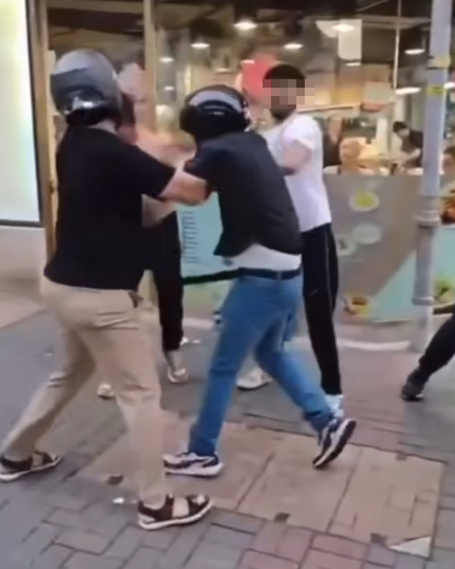 多名南亞裔男子在牛頭角街頭糾纏動武,其中有人被打到跌頭盔甩拖鞋,有人被打到跌在地上。 (FB車cam L(香港群組))