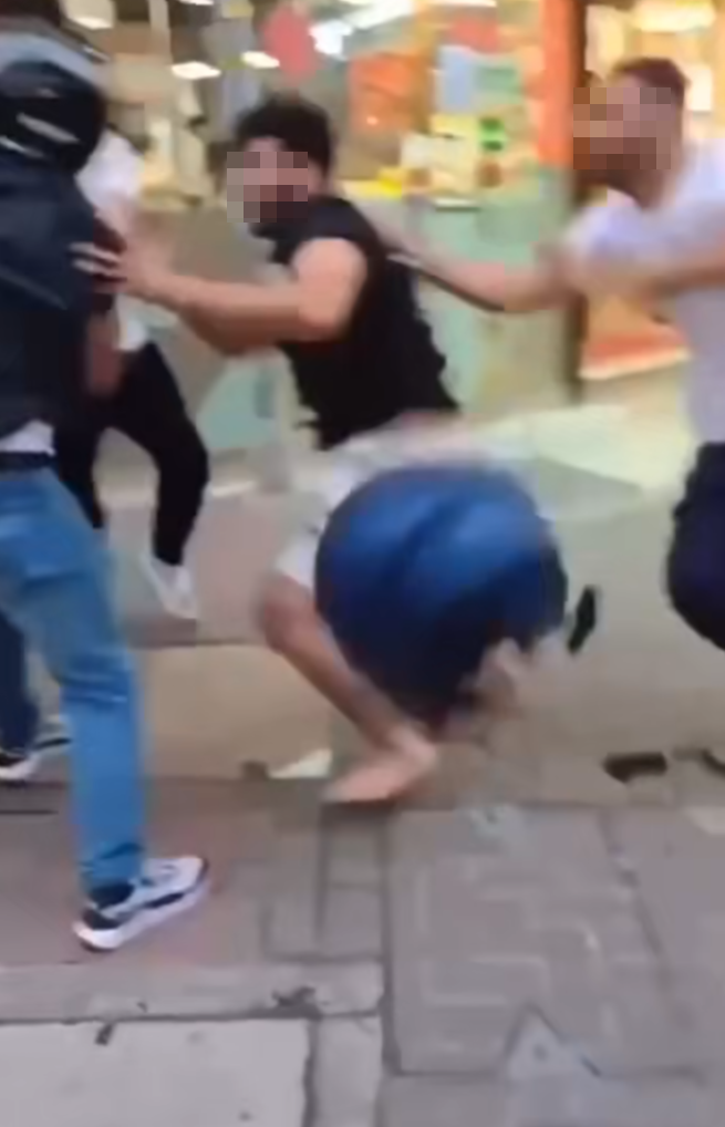 多名南亞裔男子在牛頭角街頭糾纏動武,其中有人被打到跌頭盔甩拖鞋,有人被打到跌在地上。 (FB車cam L(香港群組))