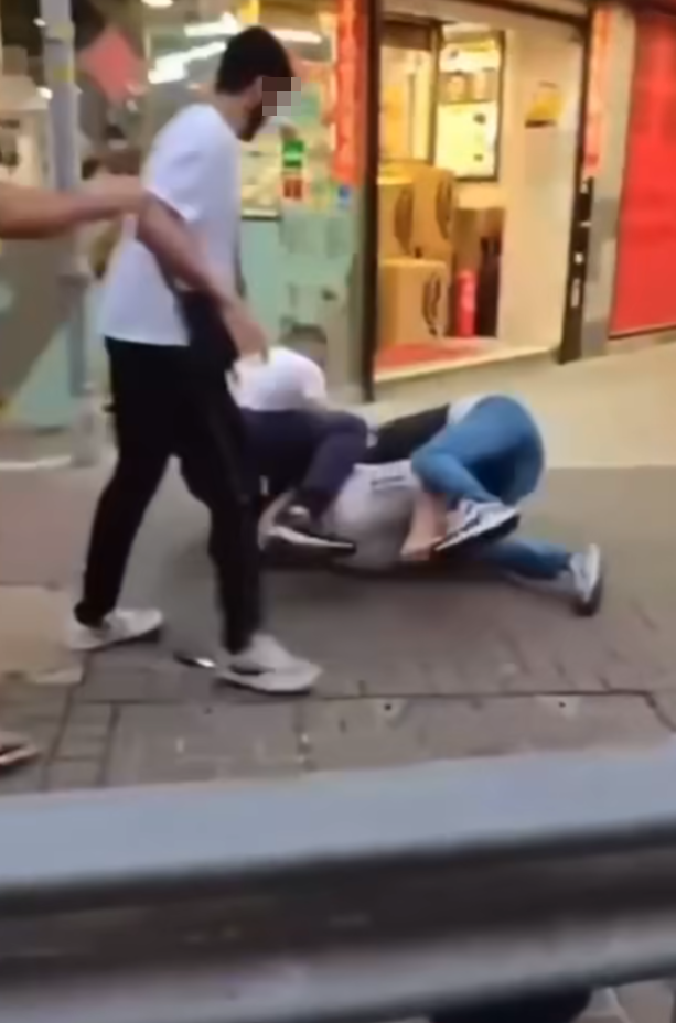 多名南亞裔男子在牛頭角街頭糾纏動武,其中有人被打到跌頭盔甩拖鞋,有人被打到跌在地上。 (FB車cam L(香港群組))