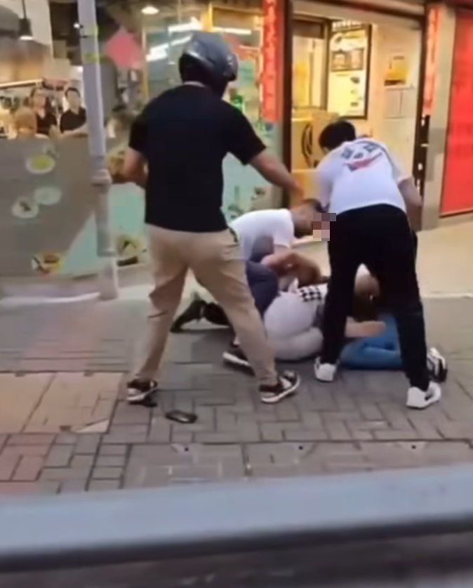 多名南亞裔男子在牛頭角街頭糾纏動武,其中有人被打到跌頭盔甩拖鞋,有人被打到跌在地上。 (FB車cam L(香港群組))