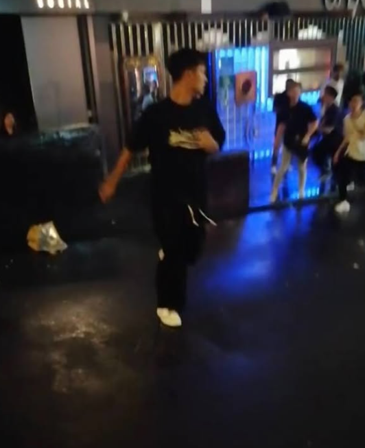 張憙延涉蘭桂坊的毆鬥。(小紅書截圖)