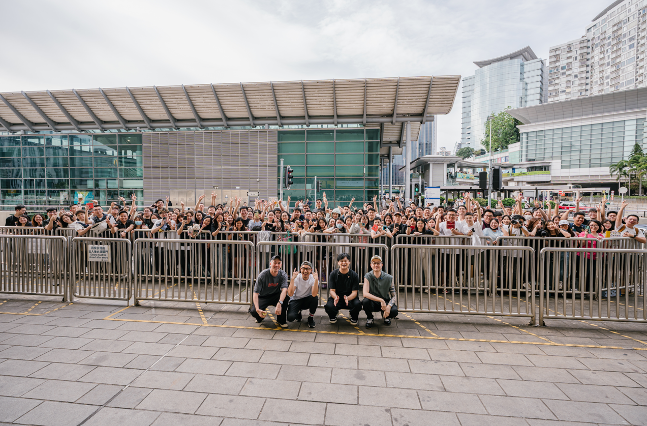 Dear Jane拜神儀式已吸引數百粉絲圍觀。