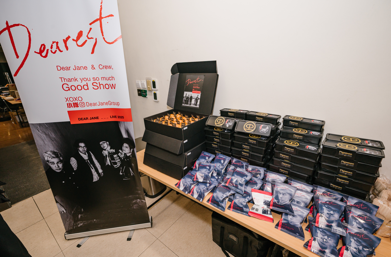 後台被粉絲禮物「淹沒」,包括四位成員肖像包裝的限定版薯片、炸雞、漢堡包