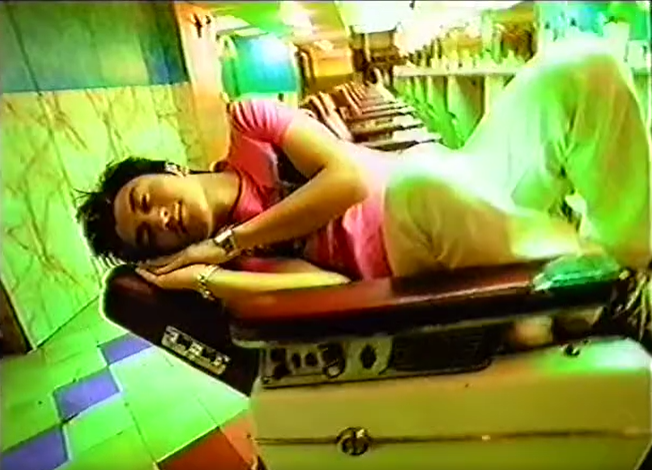 當年17歲霆鋒拍攝大快活廣告,更大唱《壞習慣》。