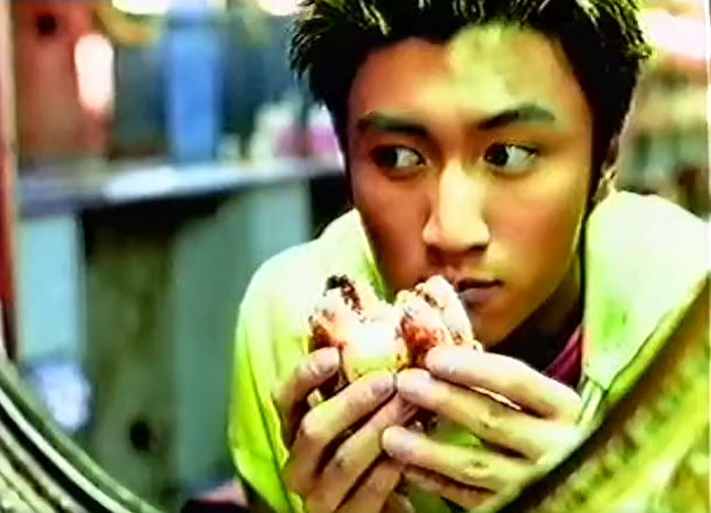 當年17歲霆鋒拍攝大快活廣告,更大唱《壞習慣》。