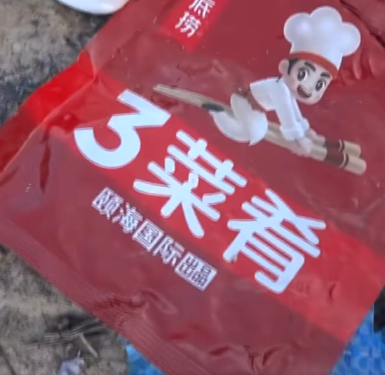 西貢萬宜水庫東壩近日成為遊客旅遊熱點,有網民近日於東壩近破邊洲一處泥地發現大堆垃圾,大部分食物包裝均印有簡體字,立即拍片公審,擔憂污染水源及郊野環境。(fb影片截圖)