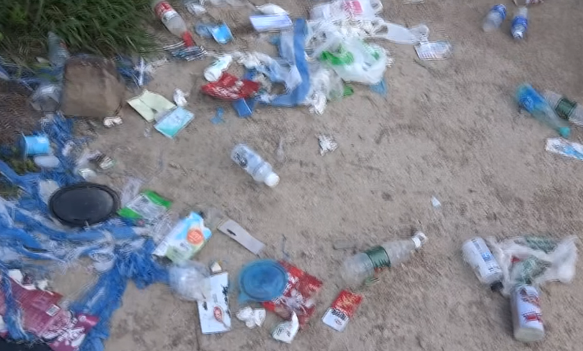 西貢萬宜水庫東壩近日成為遊客旅遊熱點,有網民近日於東壩近破邊洲一處泥地發現大堆垃圾,大部分食物包裝均印有簡體字,立即拍片公審,擔憂污染水源及郊野環境。(fb影片截圖)