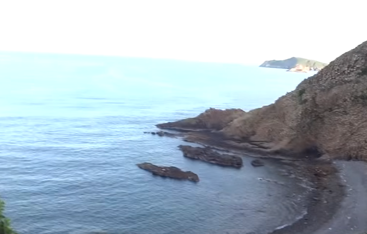西貢萬宜水庫東壩近日成為遊客旅遊熱點,有網民近日於東壩近破邊洲一處泥地發現大堆垃圾,大部分食物包裝均印有簡體字,立即拍片公審,擔憂污染水源及郊野環境。(fb影片截圖)
