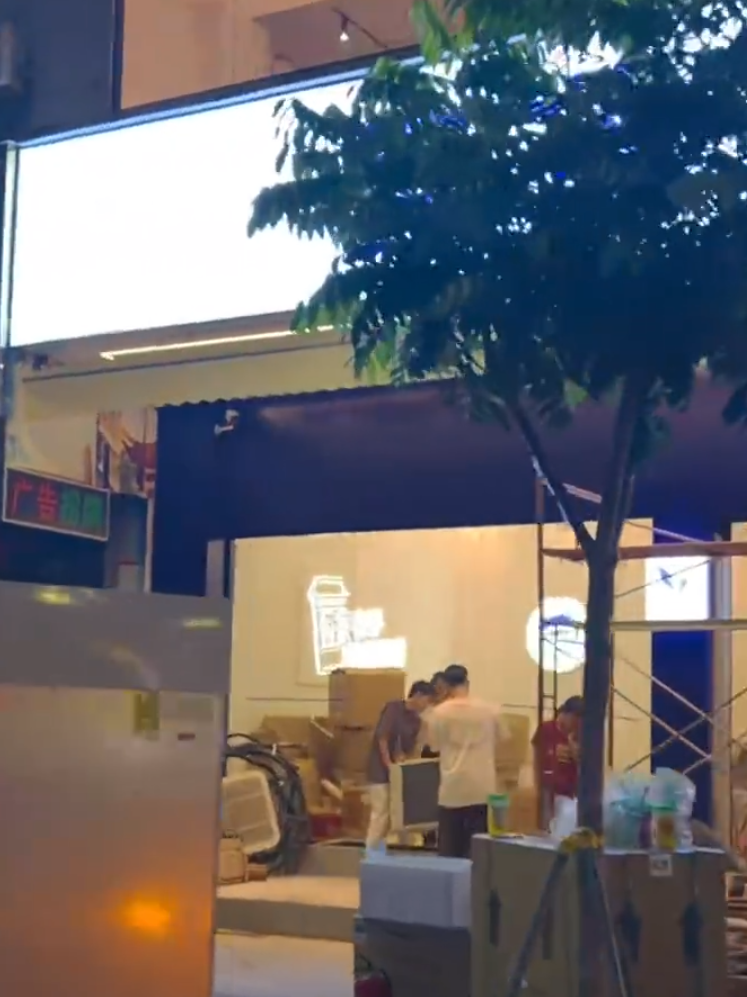 廣東廣州增城區荔城街一間即將開業的茶飲店因將店名取名為「警茶」,玻璃櫥窗上還張貼著身穿類似警察服裝的卡通人物圖案,左手拿着一杯飲品。(影片截圖)